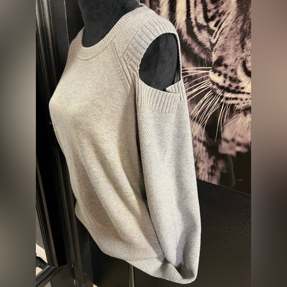🩶🖤 DKNY Cutout Shoulder Sweater-SZ L🖤🩶NWT - Picture 10 of 11